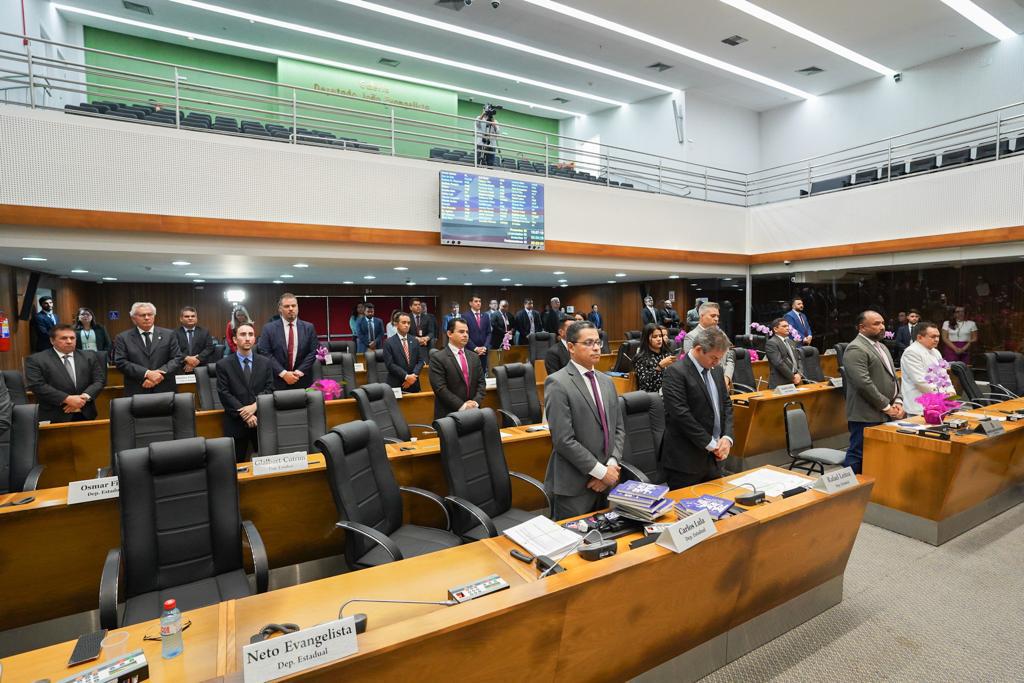 Deputados fazem minuto de silêncio em respeito às vítimas do incêndio em cinema