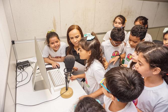 Alunos da Creche-Escola Sementinha visitam a Rádio Assembleia