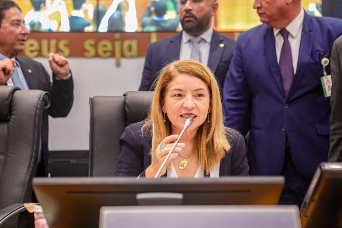 Iracema Vale é reeleita por unanimidade para presidir a Assembleia Legislativa no biênio 2025/2027