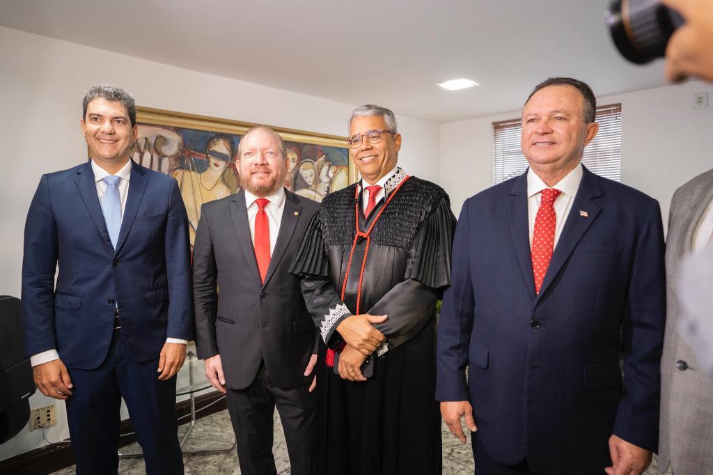 Othelino e o presidente do TJMA, desembargador Paulo Velten, entre o prefeito Eduardo Braide e o governador Carlos Brandão 