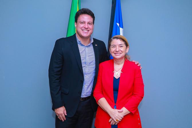 Iracema Vale e Felipe Camarão discutem parceria para aquisição de ônibus escolares 
