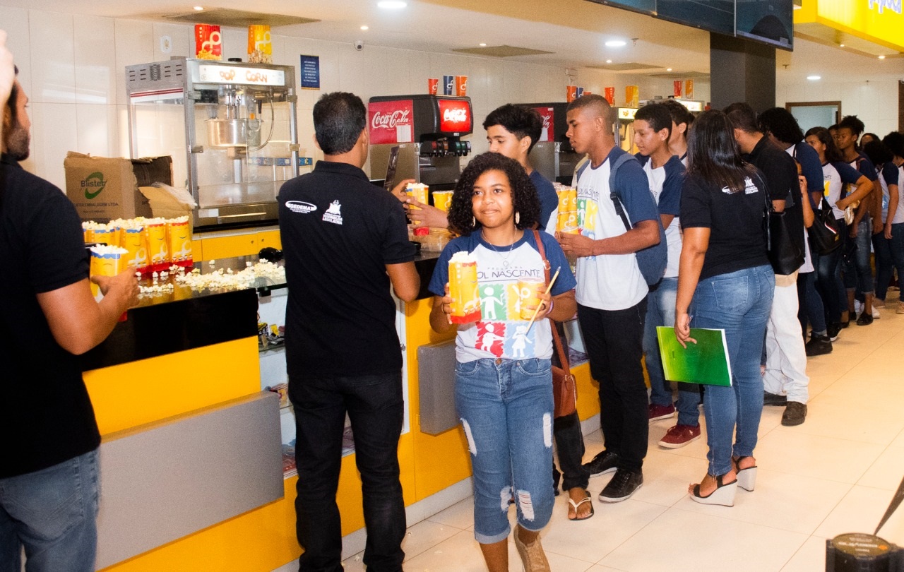 Muita pipoca e outras guloseimas que as crianças adoram para acompanhar a sessão de cinema