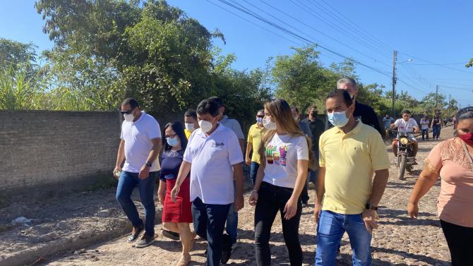 Thaiza Hortegal participa do lançamento do programa "Mais Asfalto" em Chapadinha 