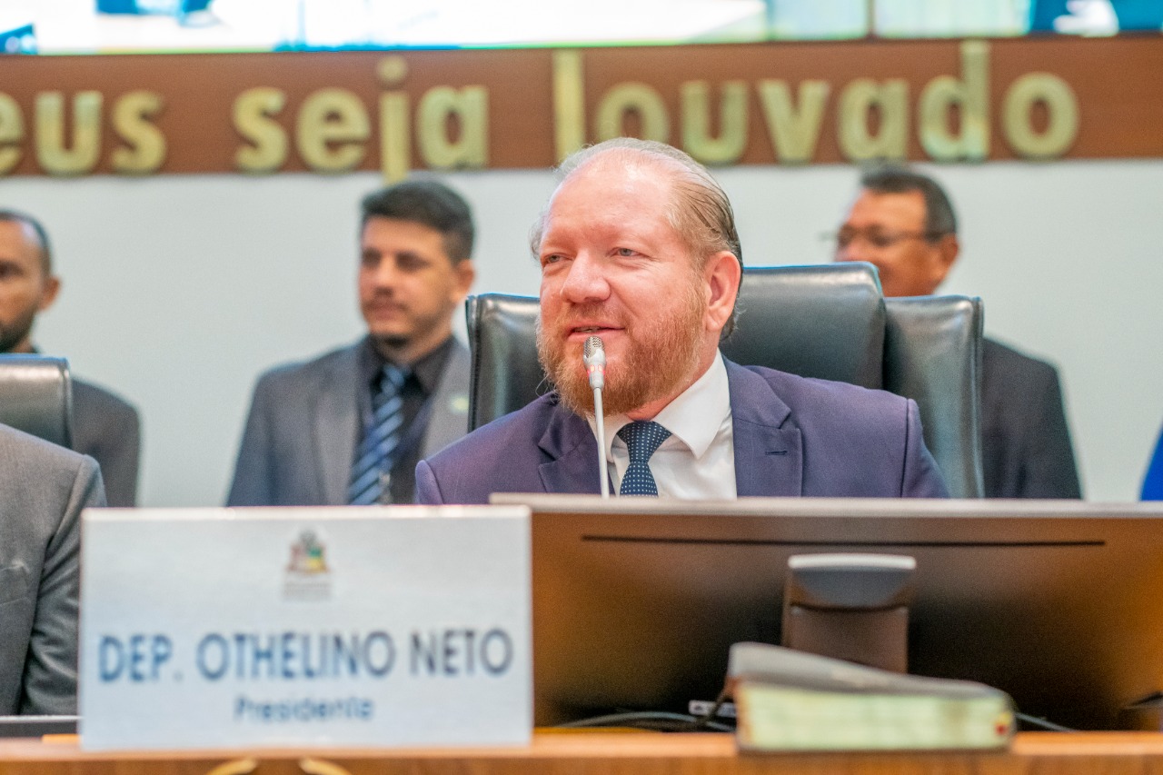 Deputado Othelino Neto encerrou a sessão solene com um discurso otimista sobre o futuro do Brasil