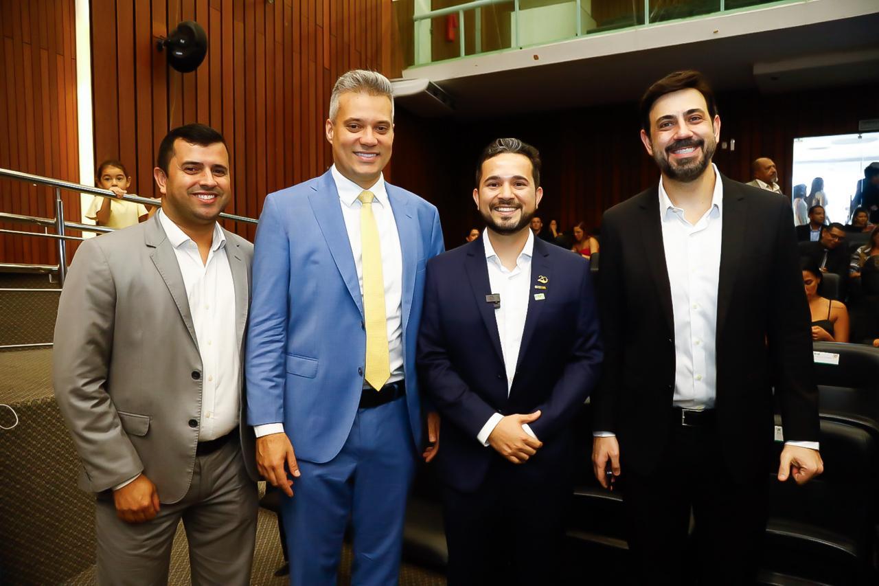 Neto Evangelista com integrantes da nova diretoria da Associação dos Jovens Empresários do Maranhão