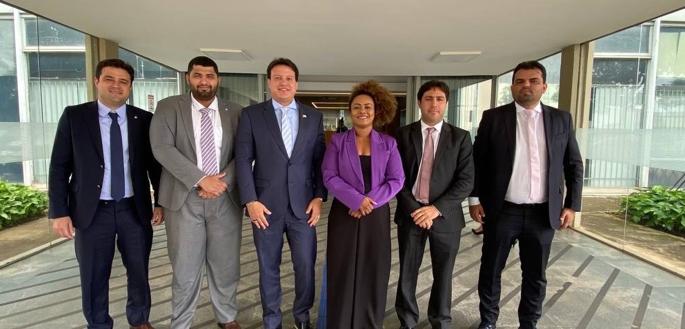 Leandro Bello e autoridades após reunião na qual discutiu ações em prol da educação do Maranhão