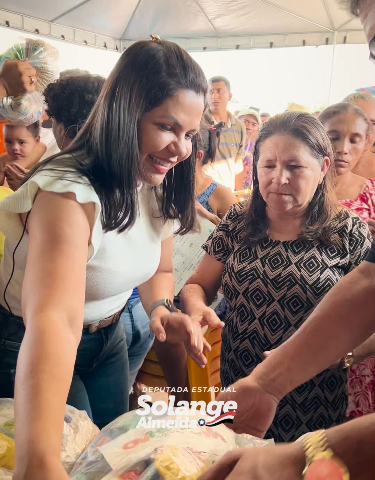 Entrega de cestas básicas realizada pela deputada Solange Almeida