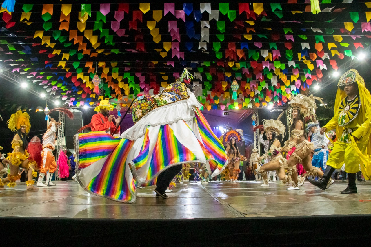 Apresentação do tradicional Boi de Axixá, com sua indumentária colorida, contagiou o público presente