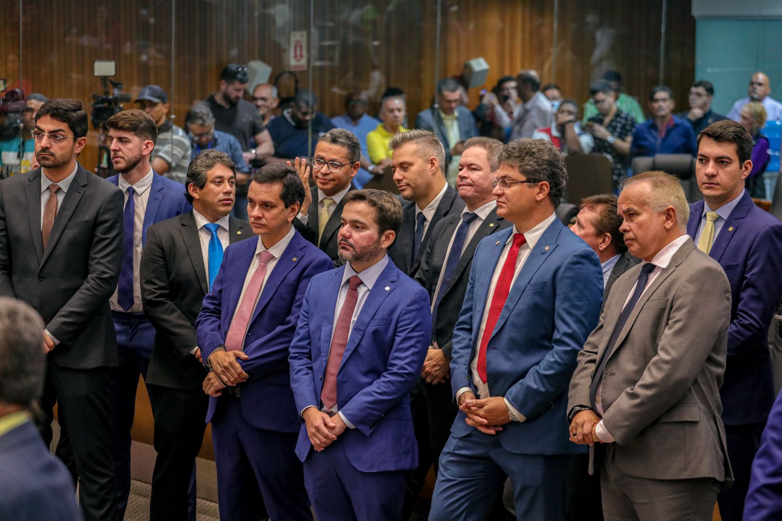 Parlamentares durante a sessão extraordinária para eleição da nova Mesa Diretora, no Plenário Nagib Haickel