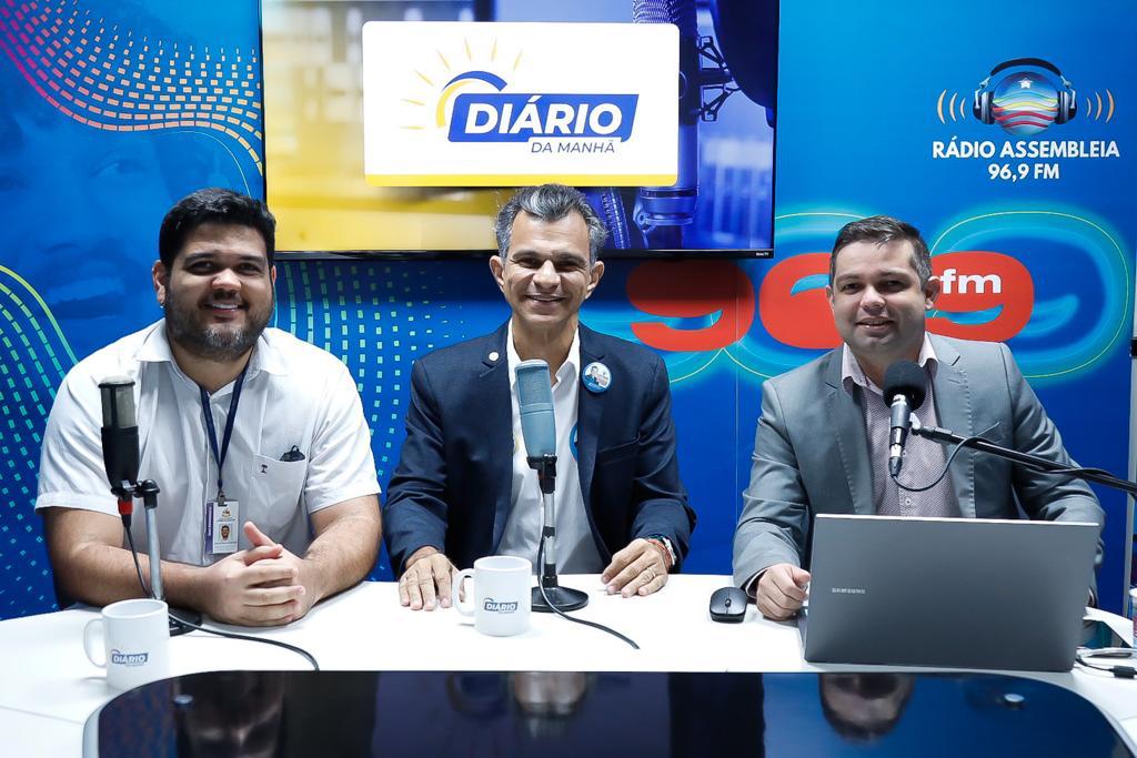 Luciano Façanha em registro com os jornalistas Gregório Dantas e Ronald Segundo, no intervalo do programa