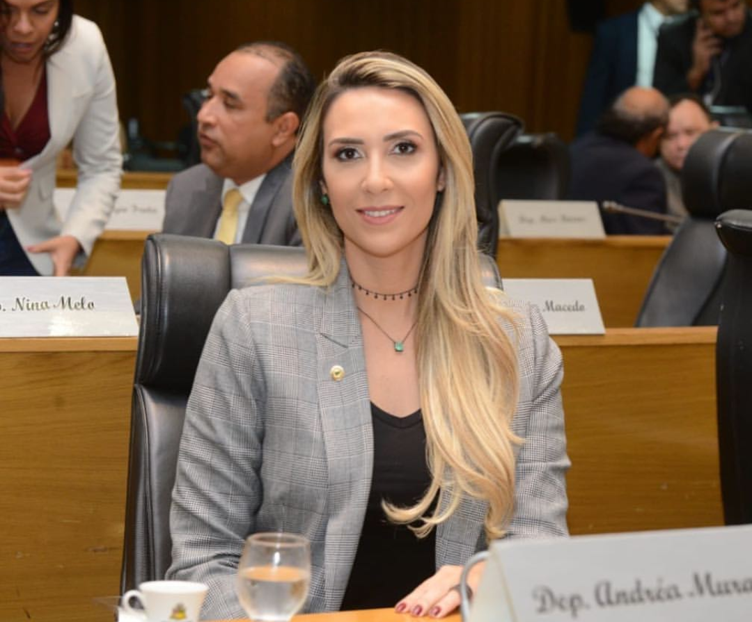 Andrea Murad retorna aos trabalhos parlamentares e esclarece problema de saúde