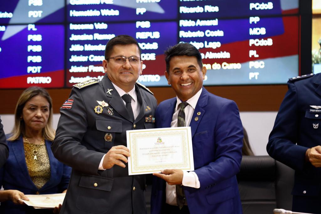 Deputado Wellington do Curso ao lado do coronel Emerson Bezerra, chefe do Gabinete Militar da Assembleia 