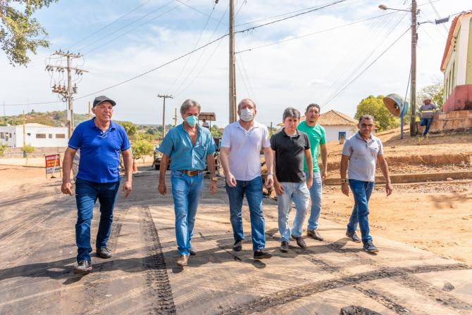 Em Benedito Leite, Othelino vistoria obras realizadas com emenda de sua autoria