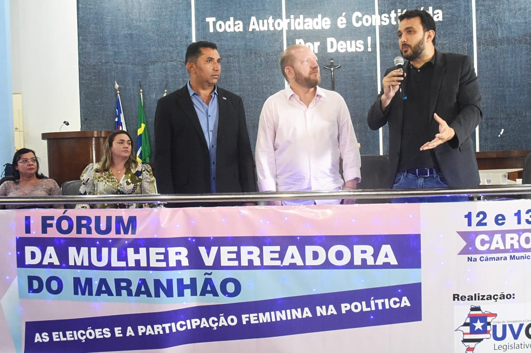 O deputado Dr. Yglésio se pronuncia, observado pelo presidente Othelino Neto e pelo presidente da UVCM, Asaf Sobrinho