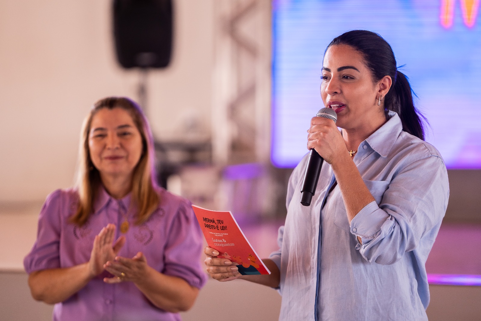 A deputada Daniella, ao lado de Iracema Vale, destacou que a cartilha tem linguagem simples e acessível