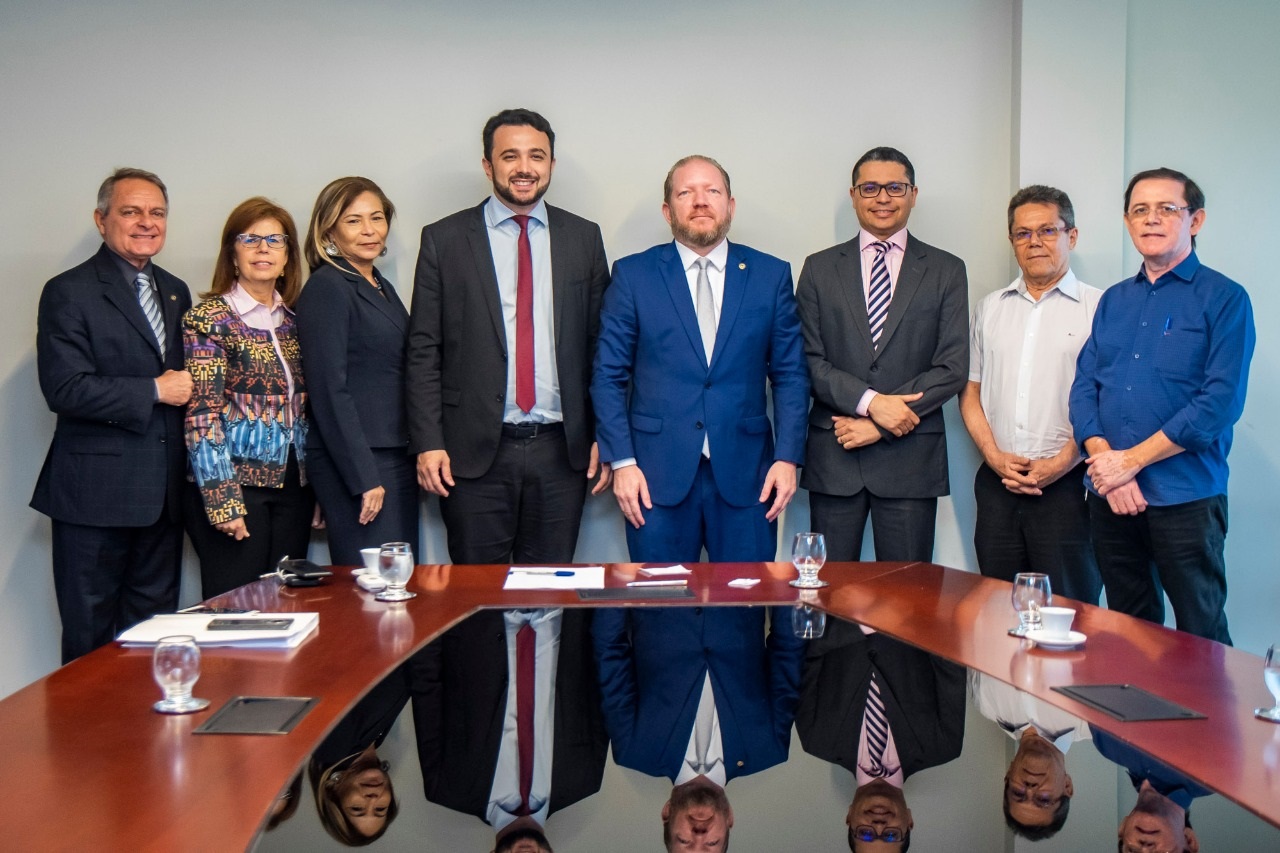 Othelino em reunião com representantes do Aldenora Bello, da SES, da Promotoria de Saúde e deputados 