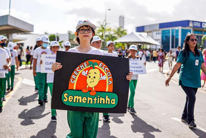 Alunos da Creche Escola-Sementinha participam de desfile cívico 