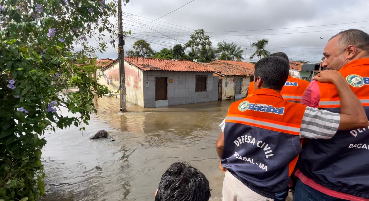 Deputado Roberto Costa durante visita a áreas alagadas