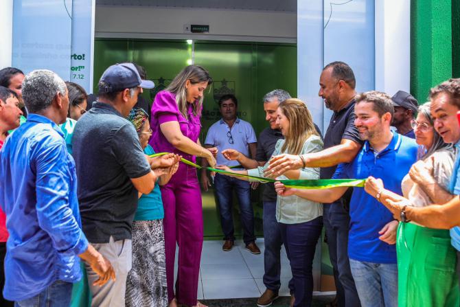 Iracema Vale prestigia inauguração de prédio da Prefeitura e entrega ambulância em São Roberto