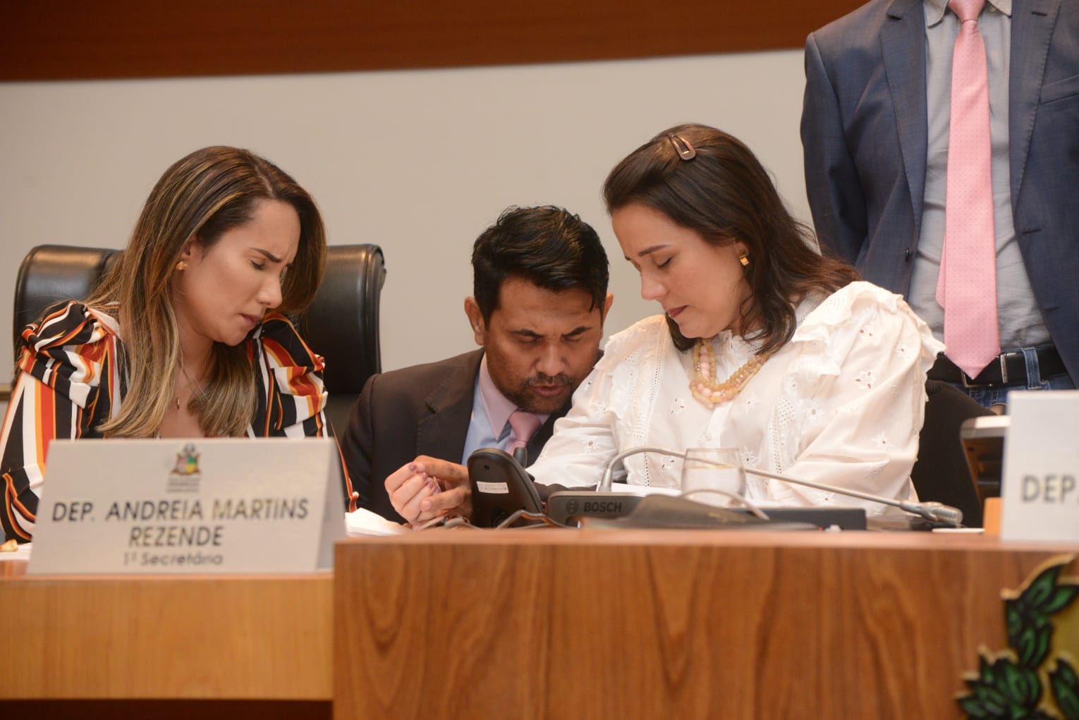 O deputado Wellington agradece pelo trabalho de Thaiza Hortegal no Parlamento 