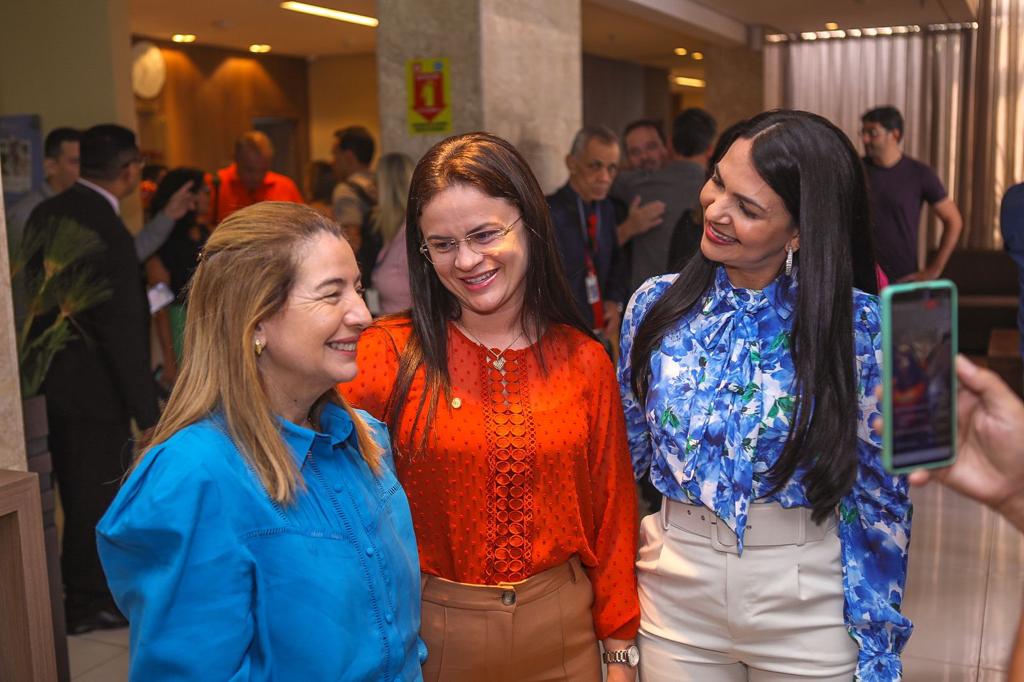 Iracema Vale com as deputadas Fabiana Vilar e Janaína Ramos, que também foram participar do Assembleia Itinerante