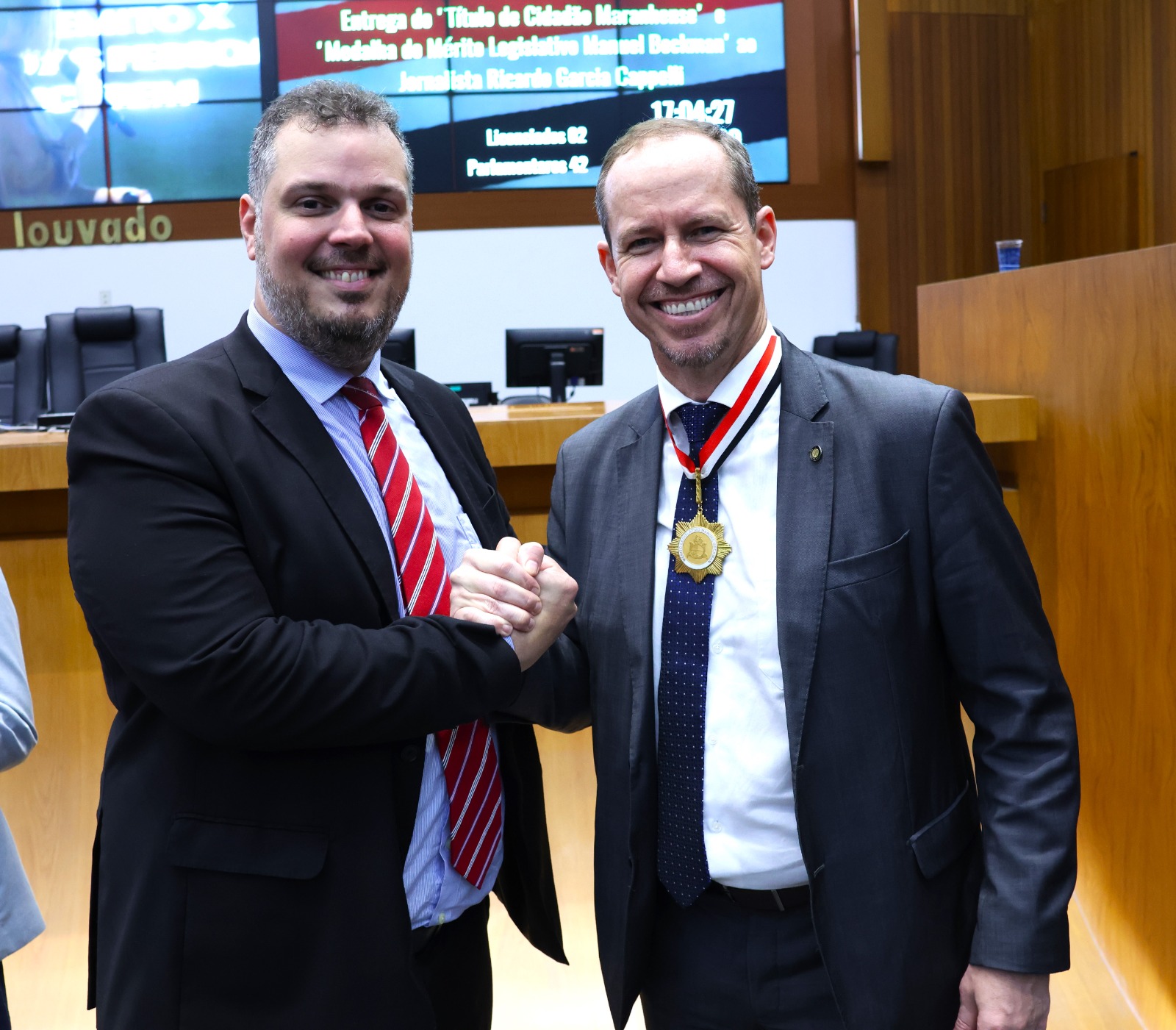 Rodrigo Lago e o jornalista Ricardo Garcia Cappelli durante a concessão da Medalha Manuel Beckman