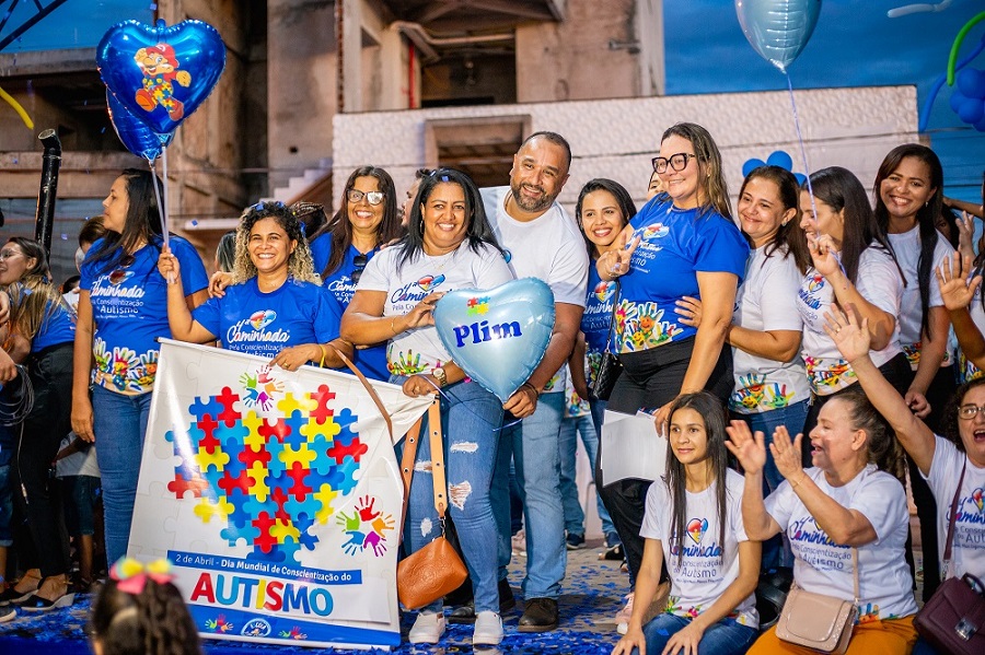 Deputado Roberto Costa com participantes da caminhada na cidade de Bacabal