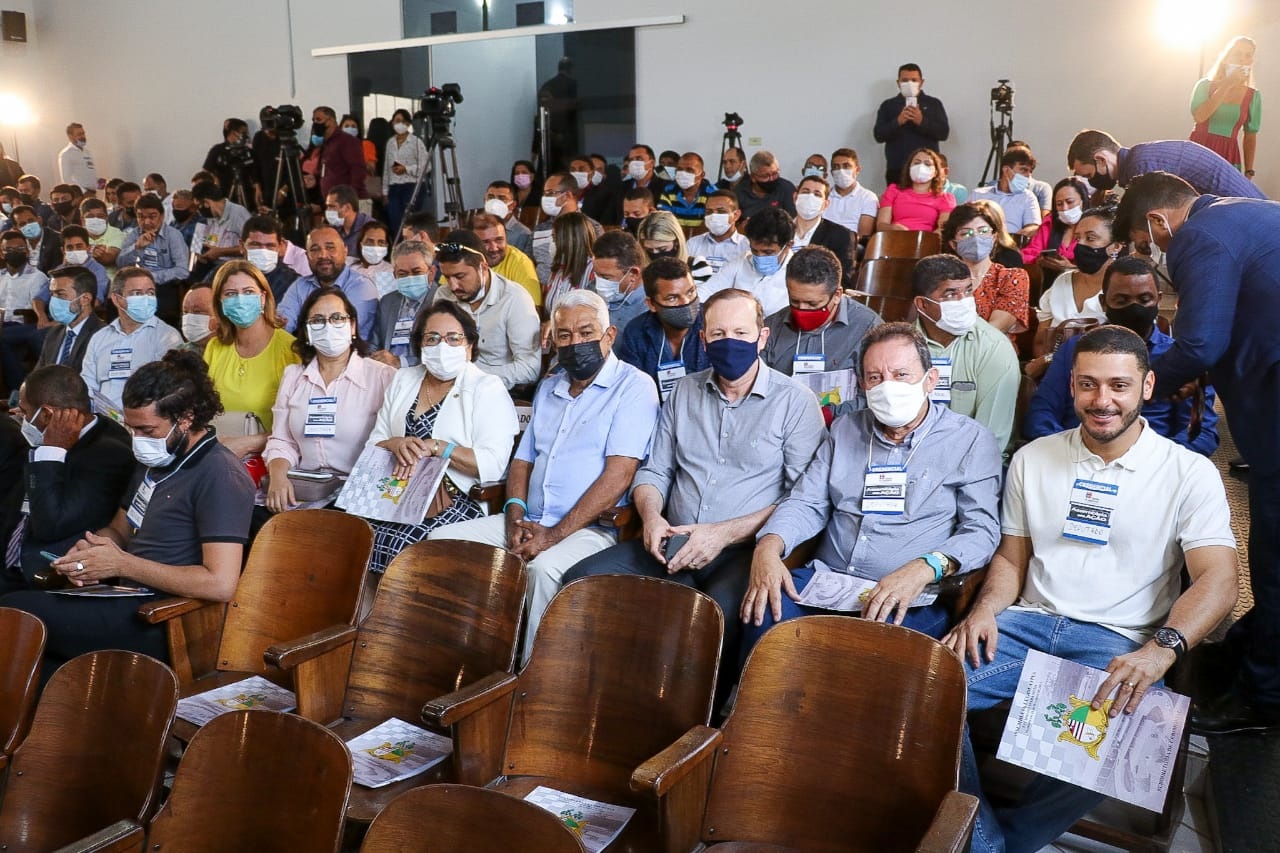 Diversos deputados estaduais marcaram presença no evento e se manifestaram durante o encontro