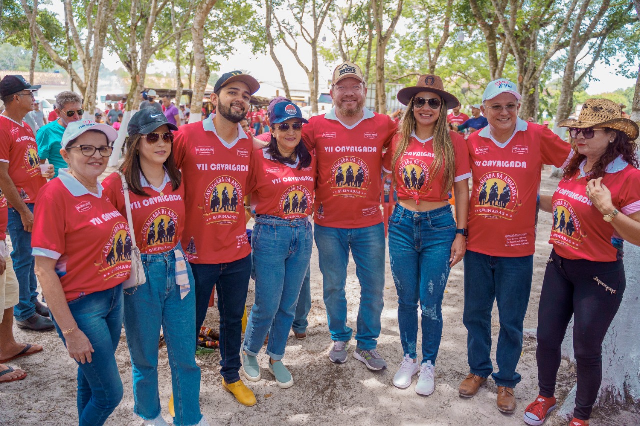 Othelino e Ana Paula com familiares e amigos dos municípios de Santa Helena e Pinheiro, reunidos após a cavalgada 