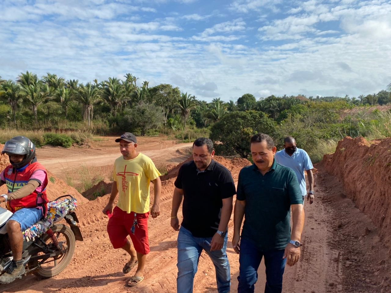 Deputado Vinicius Louro e o empresário Raimundo Louro percorrem o loteamento Sagrado Coração de Jesus