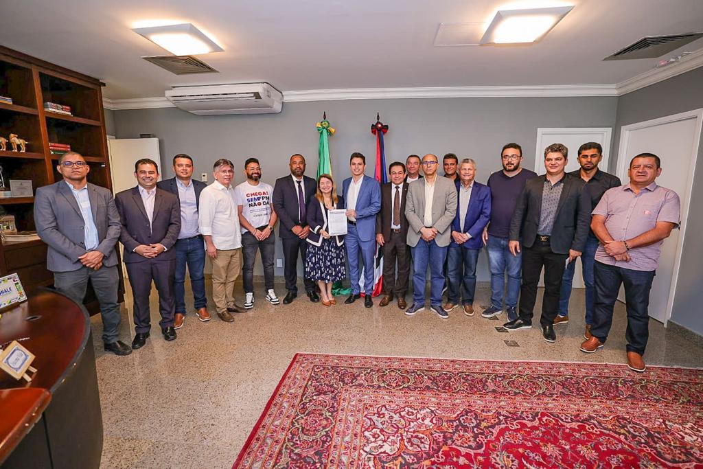 Presidente Iracema Vale, deputados e prefeitos integrantes do movimento “Sem FPM não dá, as prefeituras vão parar”