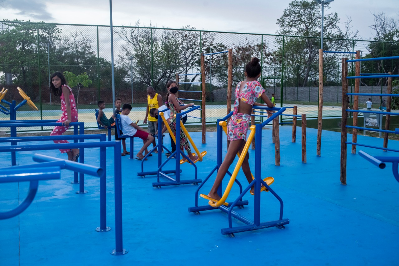 Crianças se divertem no playground da praça Othelino Filho 