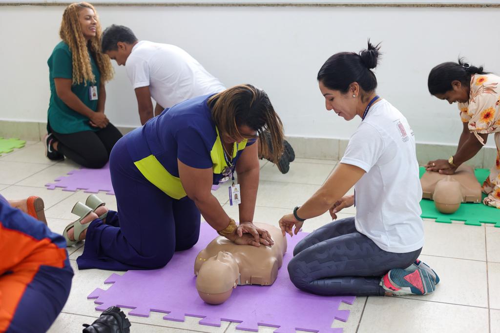 Professores e servidores aprendem técnicas de primeiros-socorros durante curso 