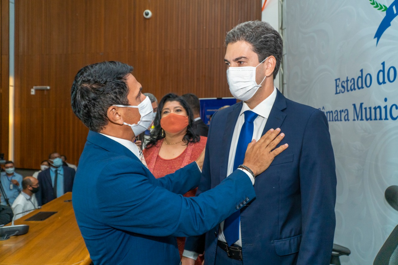 O deputado Wellington do Curso cumprimenta Eduardo Braide após a posse 