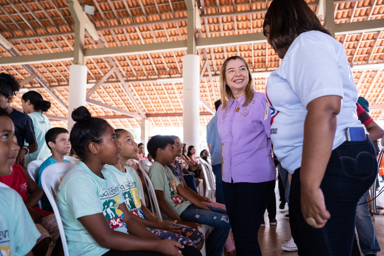 A presidente da Alema, Iracema Vale, conversa com participantes do Programa Sol Nascente