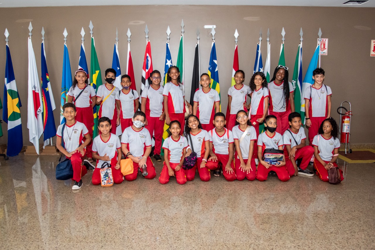 Grupo de alunos da Escola Balançando Sonhos em visita à Casa do Povo, na tarde desta terça-feira