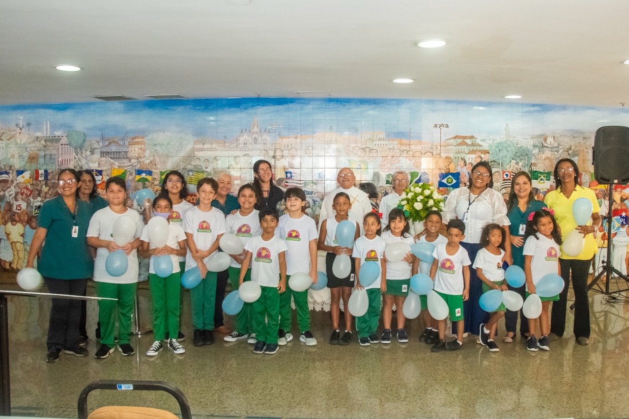 Celebração foi acompanhada por alunos da Creche-Escola Sementinha, que apresentaram um cântico em louvor à santa