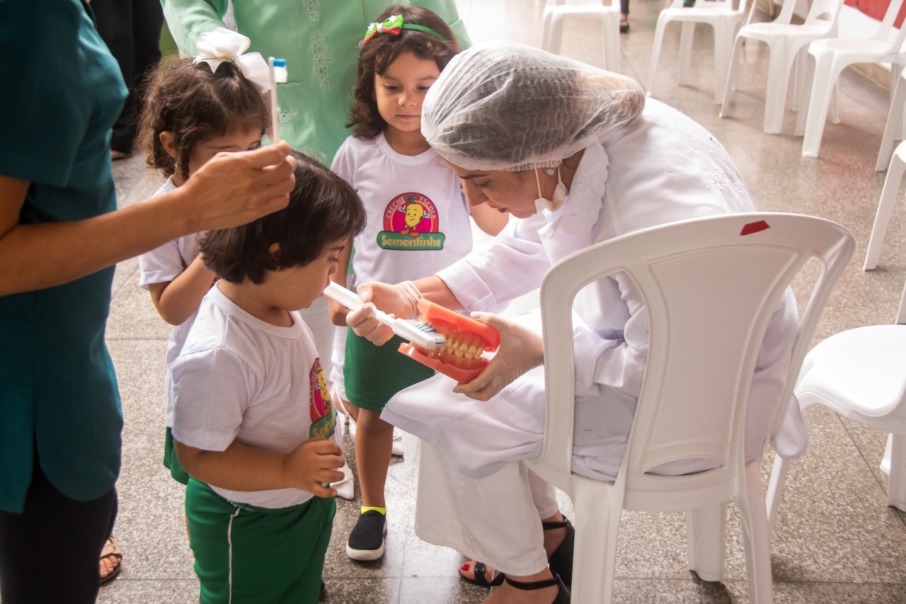 Alunos da Creche-Escola Sementinha sendo orientados sobre escovação bucal correta 