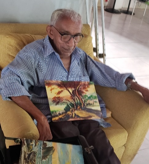 O arquiteto Ithamar, de 86 anos, exibe as suas telas guardadas com carinho entre as memórias do Asilo no qual mora, por vontade própria, há 20 anos