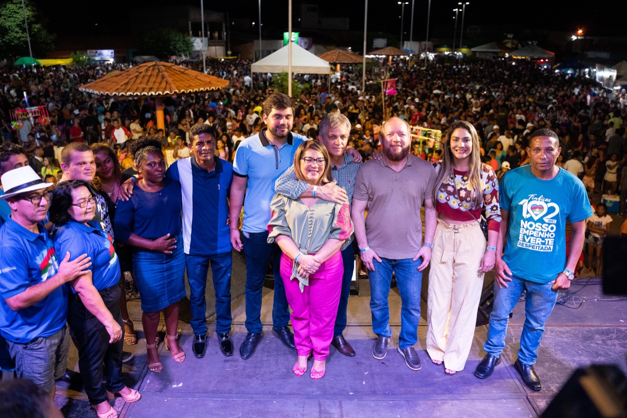 Othelino participou da festa de aniversário de Timbiras ao lado da esposa e vice-prefeita de Pinheiro, Ana Paula Lobato 