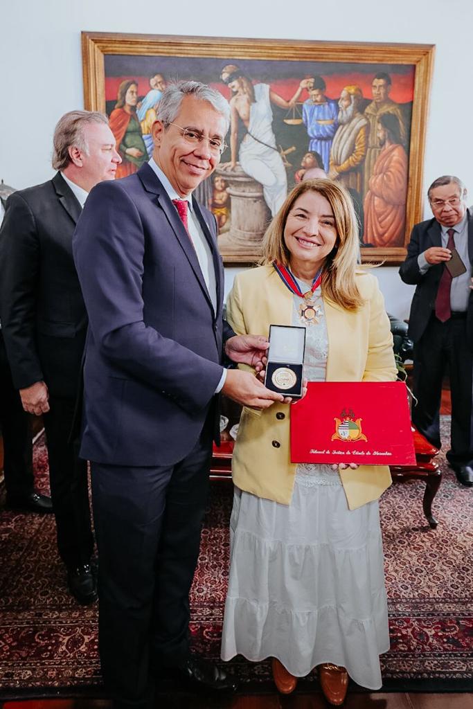 Presidente da Assembleia também recebeu a Medalha Comemorativa dos 200 anos do Tribunal de Justiça do Maranhão das mãos do presidente do TJMA, desembargador Paulo Velten 