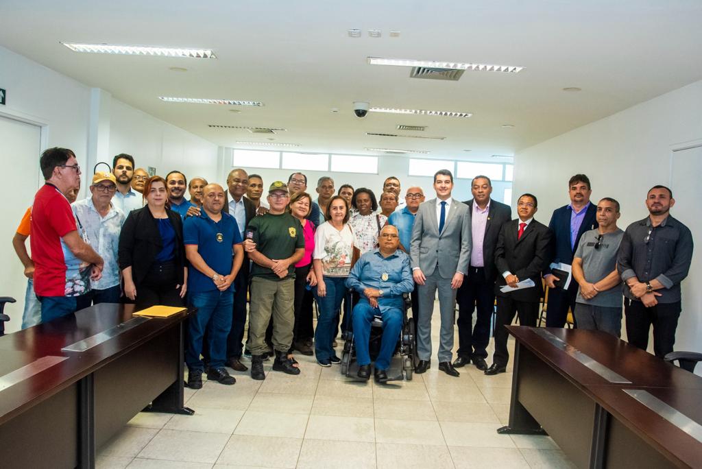 Deputado Fernando Braide com representantes dos policiais penais que participaram da reunião 