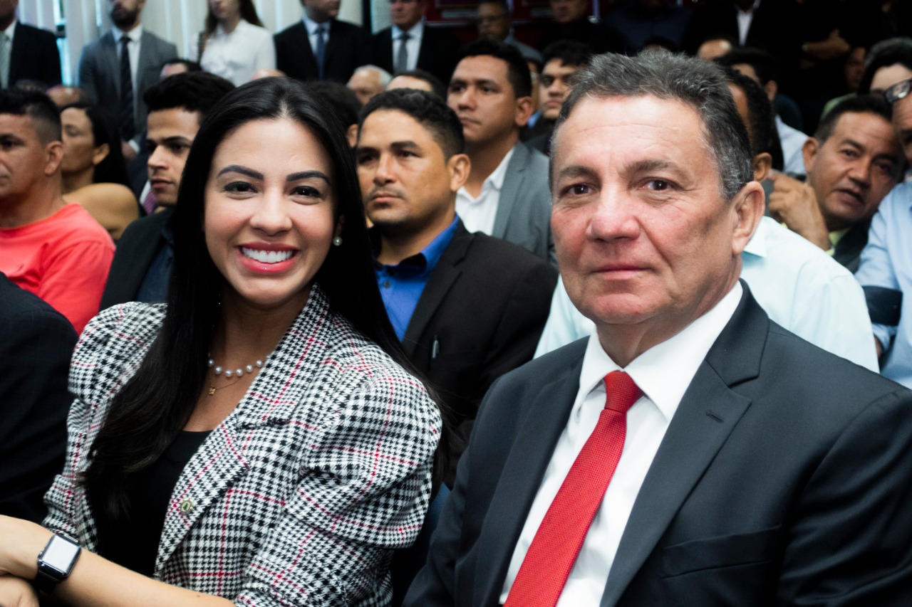Deputada Daniella Tema ao lado do prefeito de Tuntum, Cleomar Tema, na cerimônia 