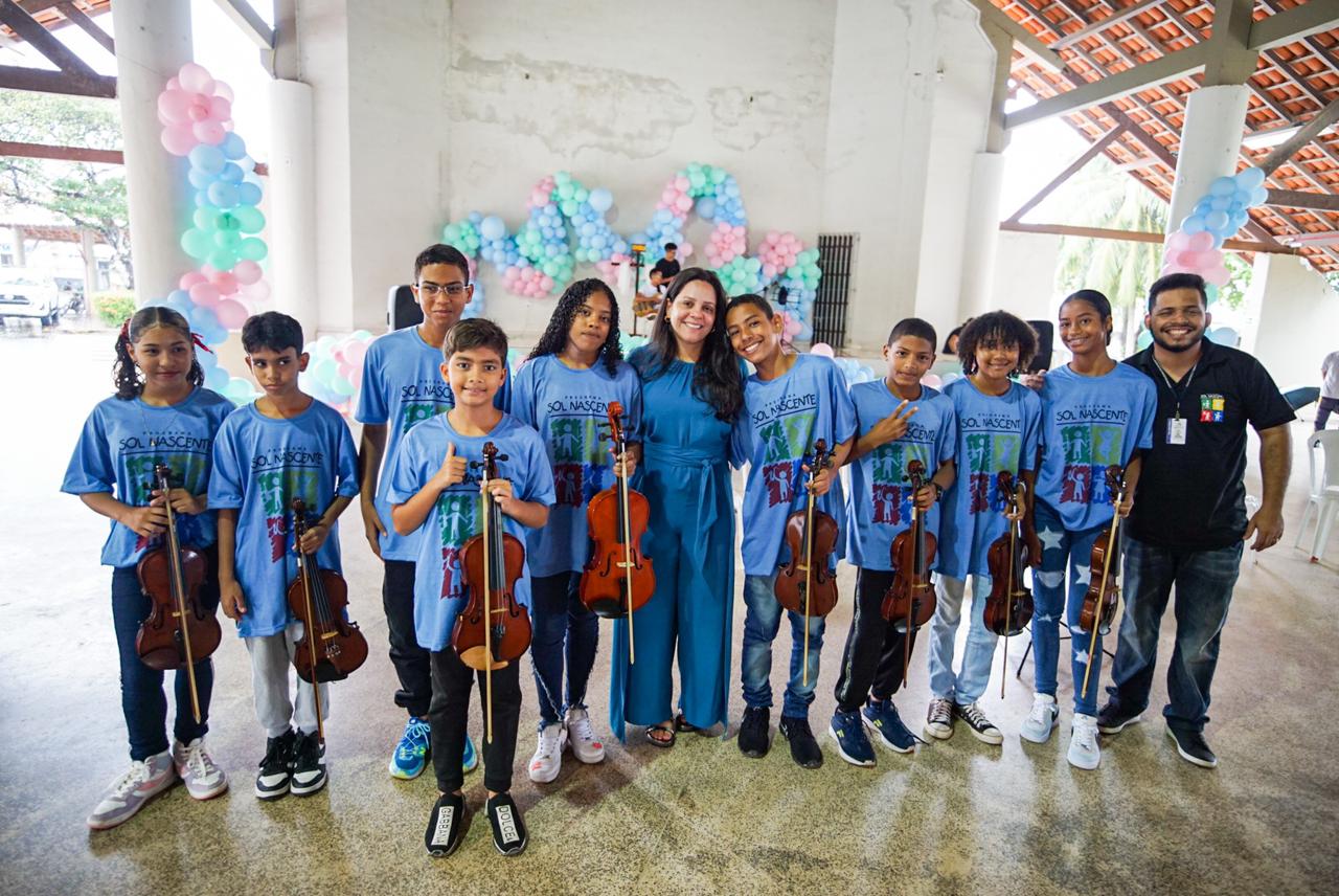 Presidente do Gedema, Carol Duailibe, com alunos do programa 