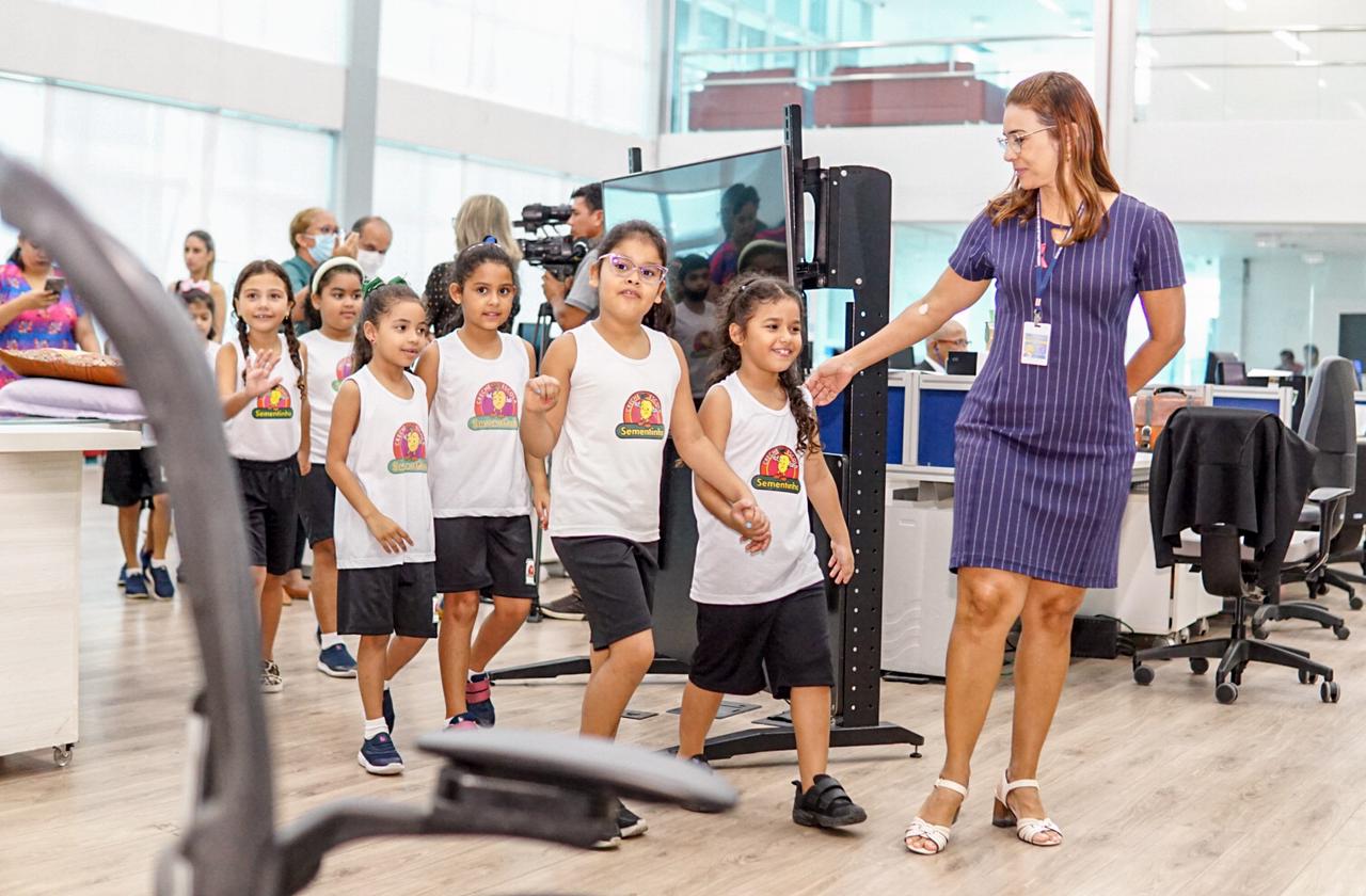 Alunos da Creche-Escola Sementinha em visita às instalações do Complexo de Comunicação da Assembleia 