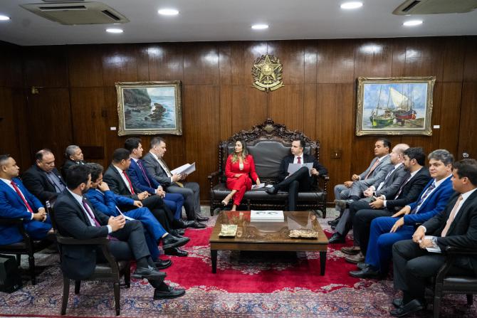 Rodrigo Lago reúne-se com presidente do Senado para debater Reforma Tributária