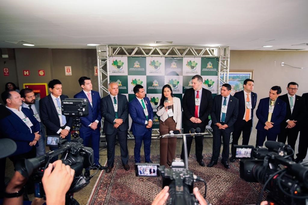 Deputados Rodrigo Lago, Edna Auzier e demais parlamentares estaduais durante a coletiva à imprensa