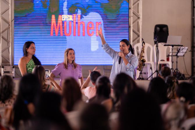 Procuradoria da Mulher da Alema apresenta cartilha sobre direitos femininos à comunidade do Maiobão