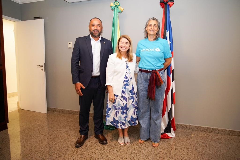 Iracema Vale e Roberto Costa com a chefe regional do Unicef, Ofélia Silva, após reunião na Assembleia 