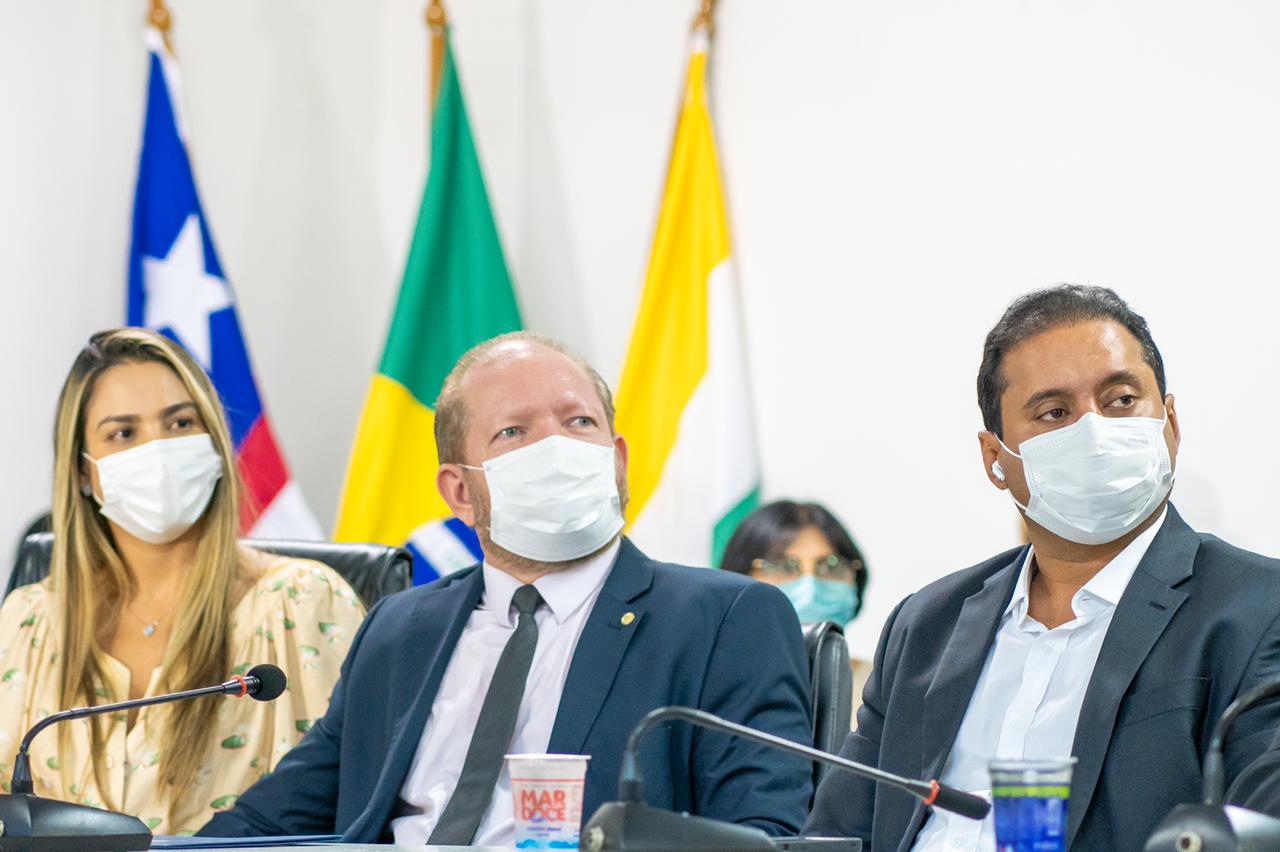 Presidente da Assembleia atento às homenagens, ao lado da esposa, Ana Paula Lobato, e do senador Weverton Rocha